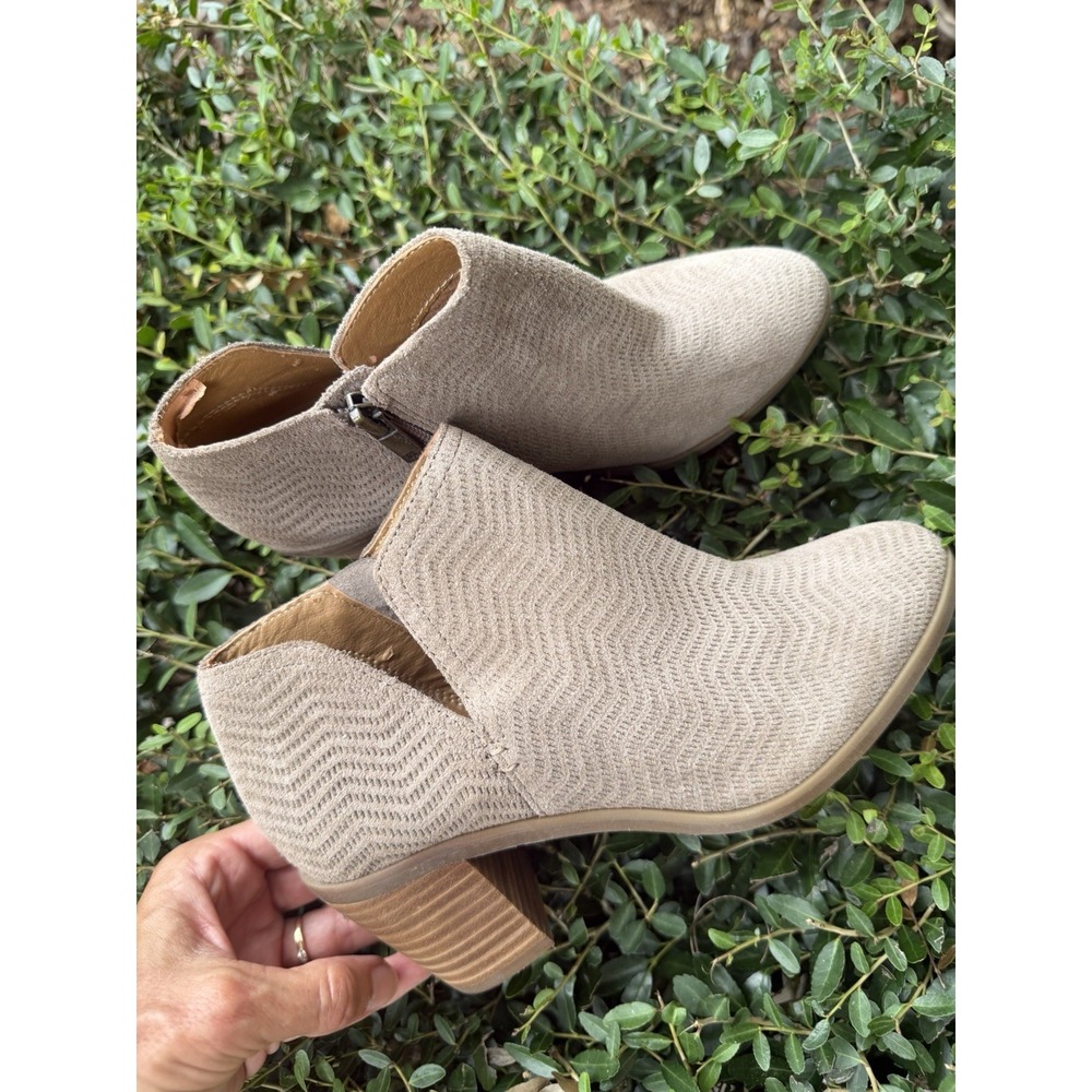 Lucky Brand Leather Ankle Boots 6.5 Beige Chevron Suede Stacked Heel Side Zip